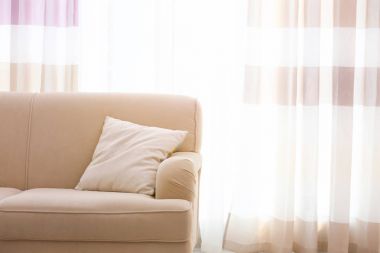 Perdeler pencere üzerinde oda güzel iç