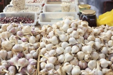 Market kutularındaki taze sarımsak