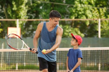 Küçük çocuk ile genç eğitmeni 