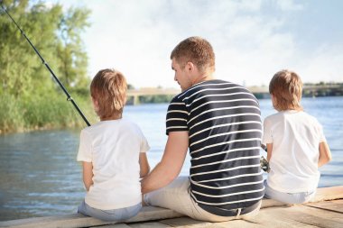 Baba ile oğlu iskelesinden nehrinde Balık tutma