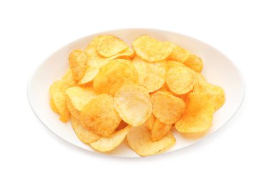 Beyaz arka planda patates cipsi olan tabak.