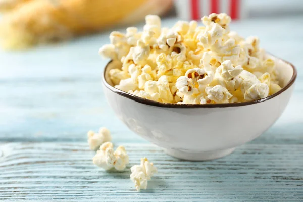 Bowl with popcorn on table — Stock Photo, Image