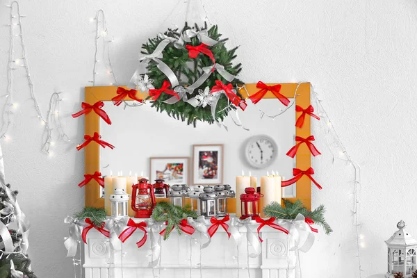 Kaminsims mit Kerzen und Weihnachtslichtern dekoriert — Stockfoto