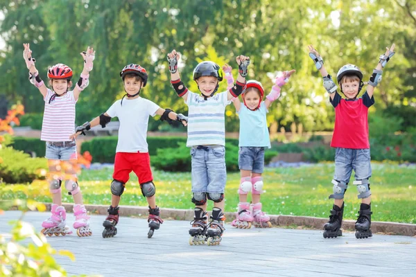 Pattinaggio attivo dei bambini nel parco — Foto Stock