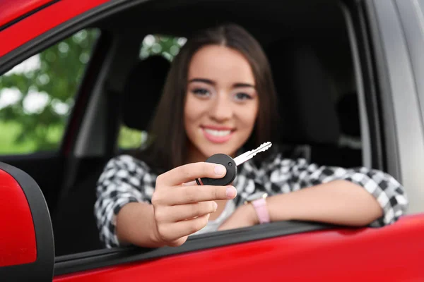 그녀의 새로운 차에 열쇠를 가진 젊은 여자 — 스톡 사진