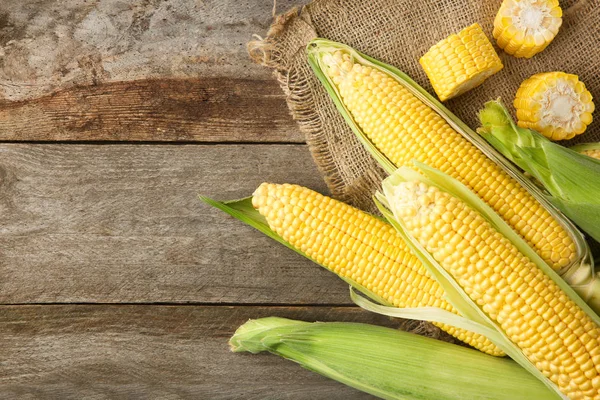 Tahta masada taze mısır koçanları.