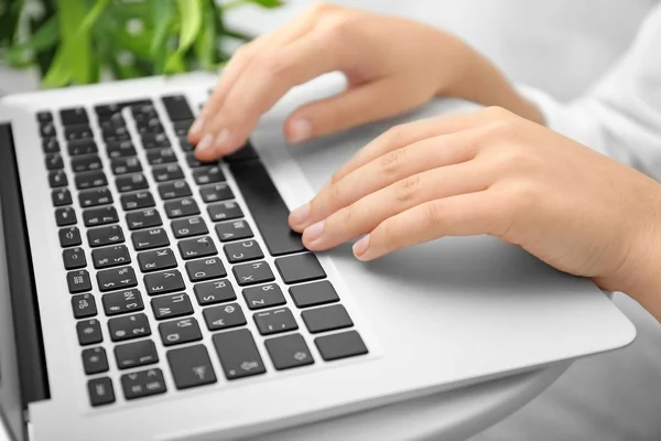 Unga kvinnliga bloggare med laptop, närbild — Stockfoto