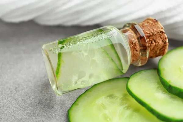 Fles met komkommer lotion — Stockfoto