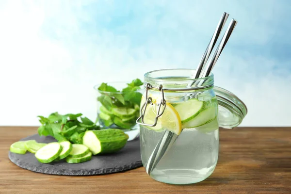 Detox geïnfundeerd komkommer water — Stockfoto