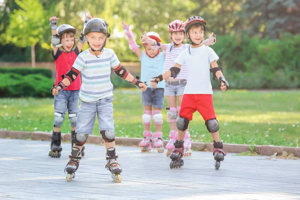 Pattinaggio attivo dei bambini nel parco — Foto Stock