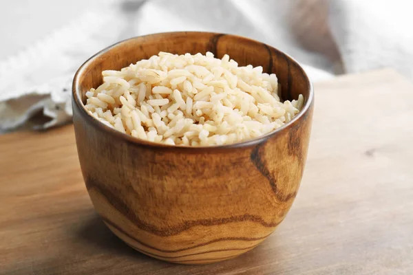 Чаша с вареным рисом на столе — стоковое фото