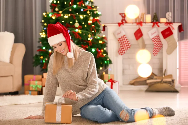 Jovem mulher no quarto decorado para o Natal — Fotografia de Stock