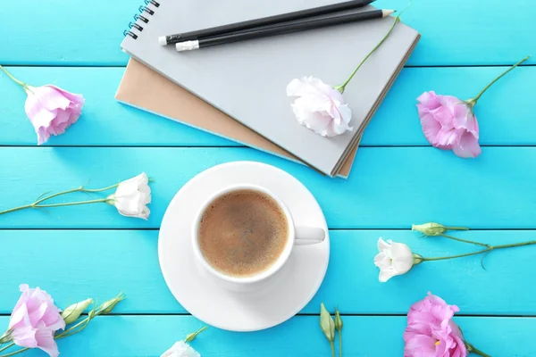 Taza de café aromático de la mañana en la mesa — Foto de Stock
