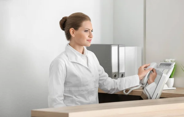 Giovane receptionist femminile — Foto Stock