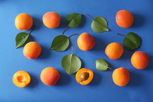 Albicocche fresche su sfondo di colore — Foto Stock