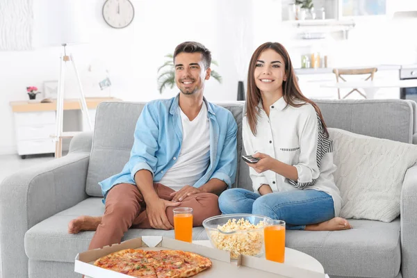 Jovem casal assistindo TV — Fotografia de Stock