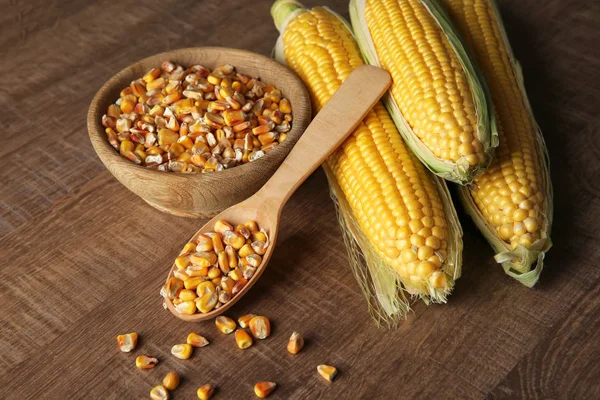 Состав со свежей кукурузой — стоковое фото