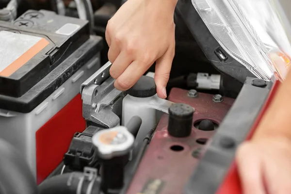 Vrouw reparatie auto, close-up — Stockfoto