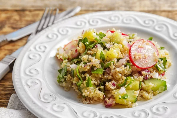 Sallad med quinoa och grönsaker — Stockfoto