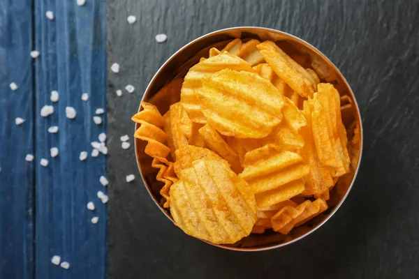 Cuenco con papas fritas en la mesa —  Fotos de Stock