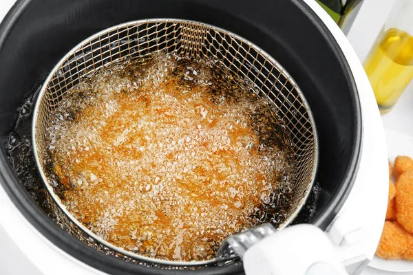 Deep fryer kiehuvalla öljyllä — kuvapankkivalokuva