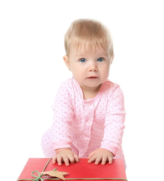 Entzückendes Baby mit Weihnachtsgeschenk-Box auf weißem Hintergrund — Stockfoto