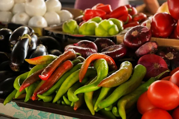 Verse chilipepers op teller — Stockfoto