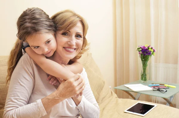 Linda chica feliz con la abuela en casa — Foto de Stock