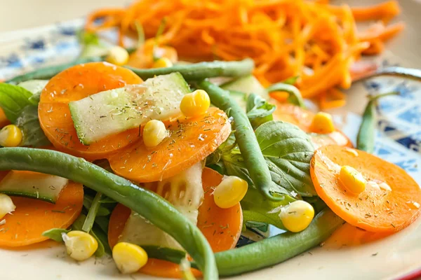 Piatto con gustosa insalata di carote, primo piano — Foto Stock