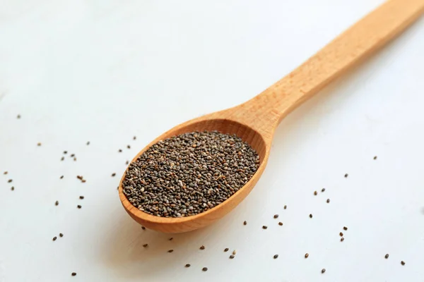 Sementes de chia na colher na mesa — Fotografia de Stock