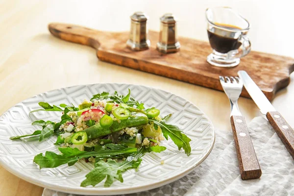 Placa con ensalada de quinua — Foto de Stock