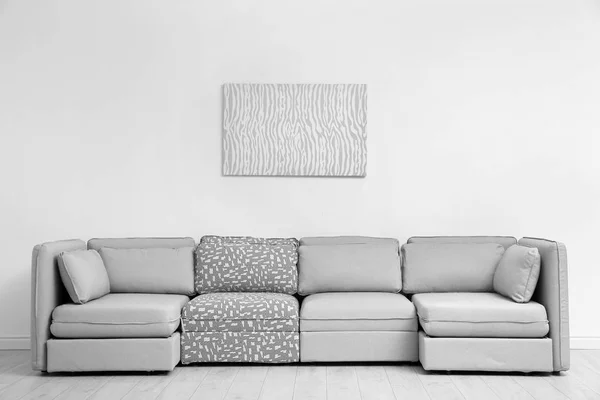 部屋に美しい新しいソファ — ストック写真