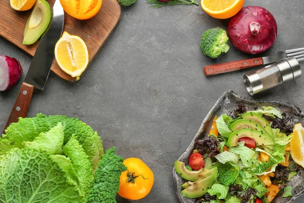 Platta av grönkål sallad, grönsaker och frukter på grå bakgrund — Stockfoto