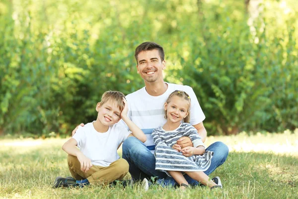 Vater mit Kindern an sonnigem Tag im Park — Stockfoto