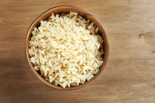 Tablo üzerinde pişmiş pirinç ile kase — Stok fotoğraf