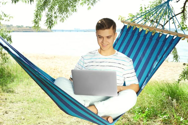 Joven con el ordenador portátil — Foto de Stock