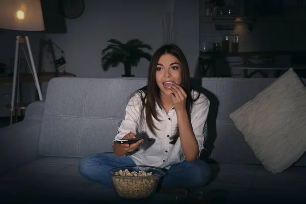 Giovane donna guardando la TV — Foto Stock