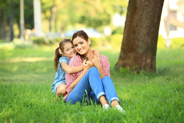 Carina Bambina Con Madre Nel Parco Nella Giornata Sole — Foto Stock