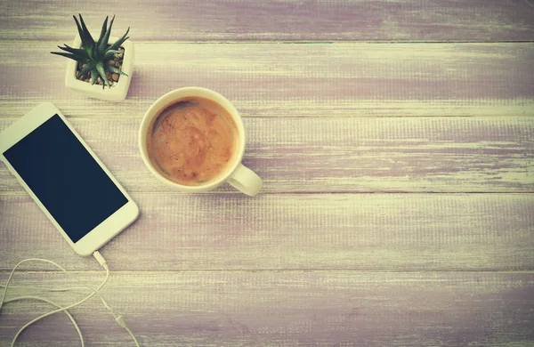 Xícara de café da manhã aromático e telefone — Fotografia de Stock