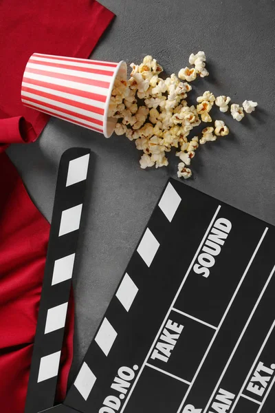 Film kläpp och kopp popcorn — Stockfoto