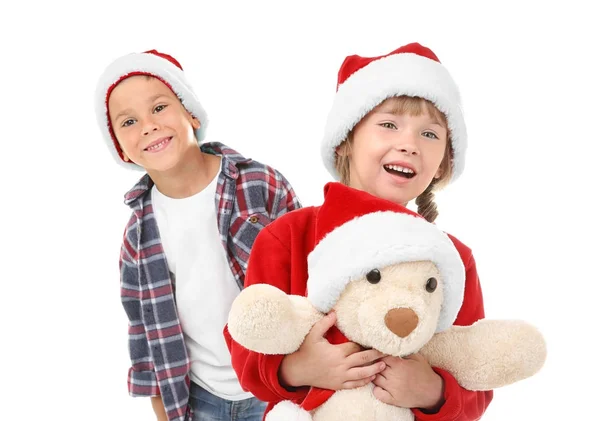 Niedliche Kinder in Weihnachtsmützen auf weißem Hintergrund. Weihnachtskonzept — Stockfoto