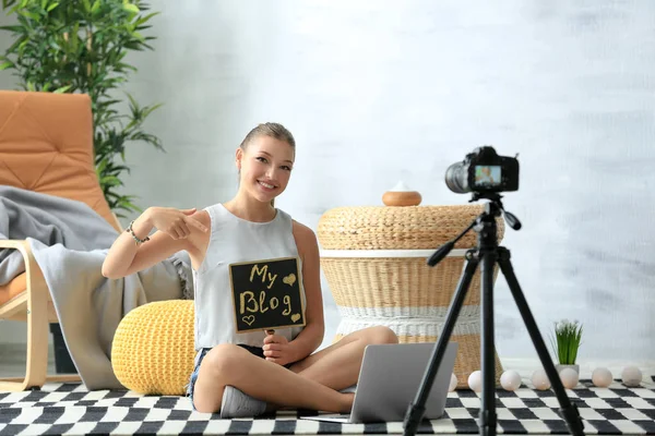 Giovane blogger che registra video in camera — Foto Stock