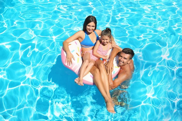 Genç çift ve yüzme havuzunda şişme halka şirin kızı