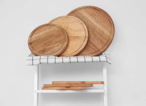 Suporte de armazenamento com diferentes placas de madeira — Fotografia de Stock