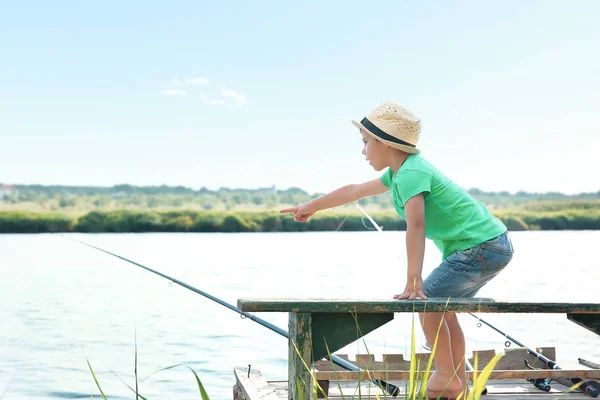 Χαριτωμένο αγόρι για καλοκαιρινή μέρα για ψάρεμα — Φωτογραφία Αρχείου