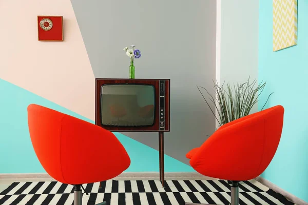 Intérieur de la chambre avec vieille télévision — Photo