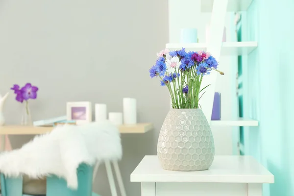 아름 다운 cornflowers 꽃병 — 스톡 사진
