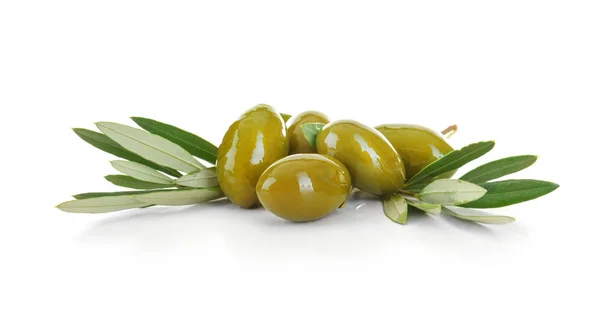 Oliven mit Blättern auf weiß — Stockfoto