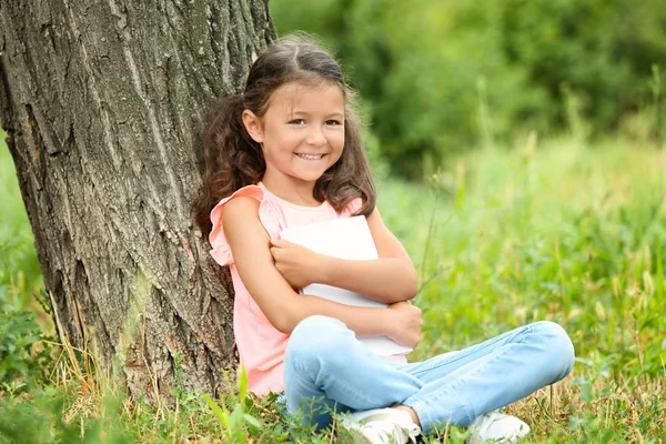 Menina Bonito Com Livro Parque — Fotografia de Stock