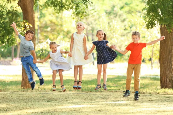 Ομάδα παιδιών στο πάρκο ηλιόλουστη ημέρα — Φωτογραφία Αρχείου